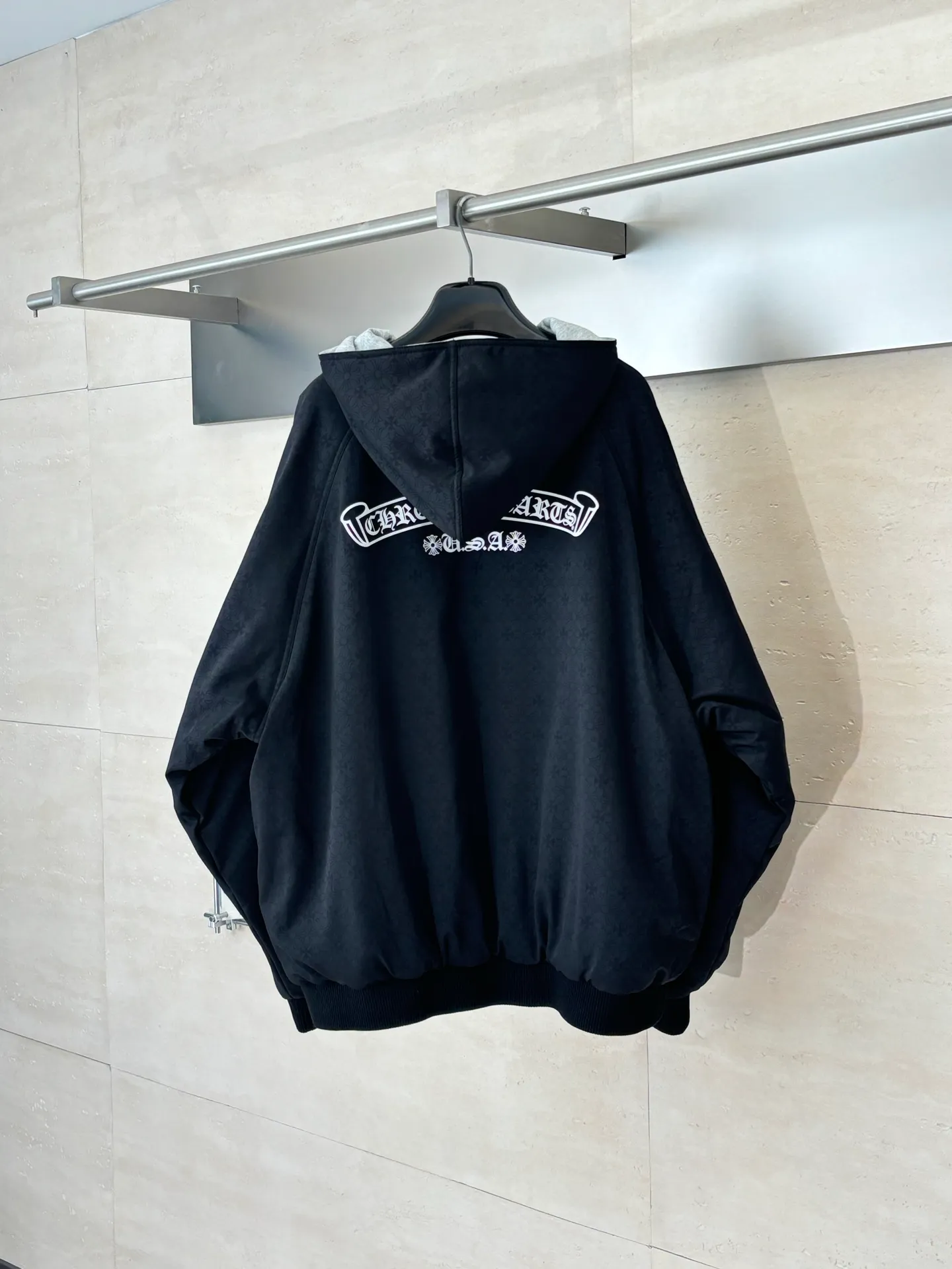 P850 Chrome Heart*/Chrome Heart 25 new style Horseshoe print double-sided hooded cotton jacket. The original domestic spot purchase is 3.98W. The development cost is extremely high. The front is made of jacquard woven fabric. The minimum order quantity is 1000 meters. The other side is gray yarn 260 grams. All developed and customized according to the original version. Refuse to use off-the-shelf wrong fabrics. Four layers of thickness blessing. You can survive the winter in one piece (one layer of gray knitted lining, two layers of gall fabric, and one layer of down cotton) Size：S/M/L